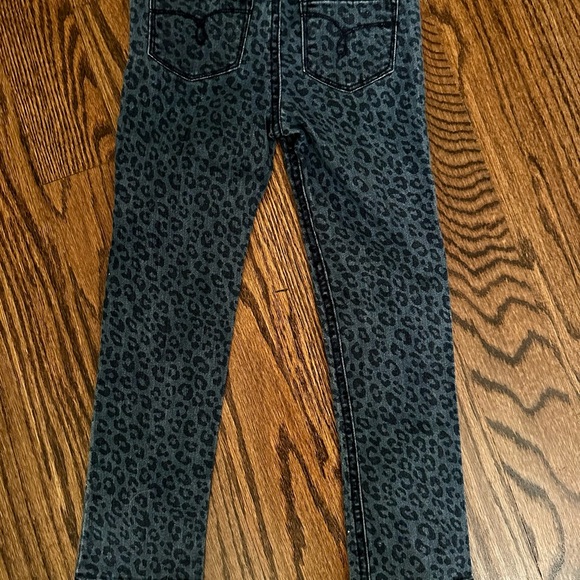 New Condition Girls 5T Leopard Jeans - Picture 2 of 2